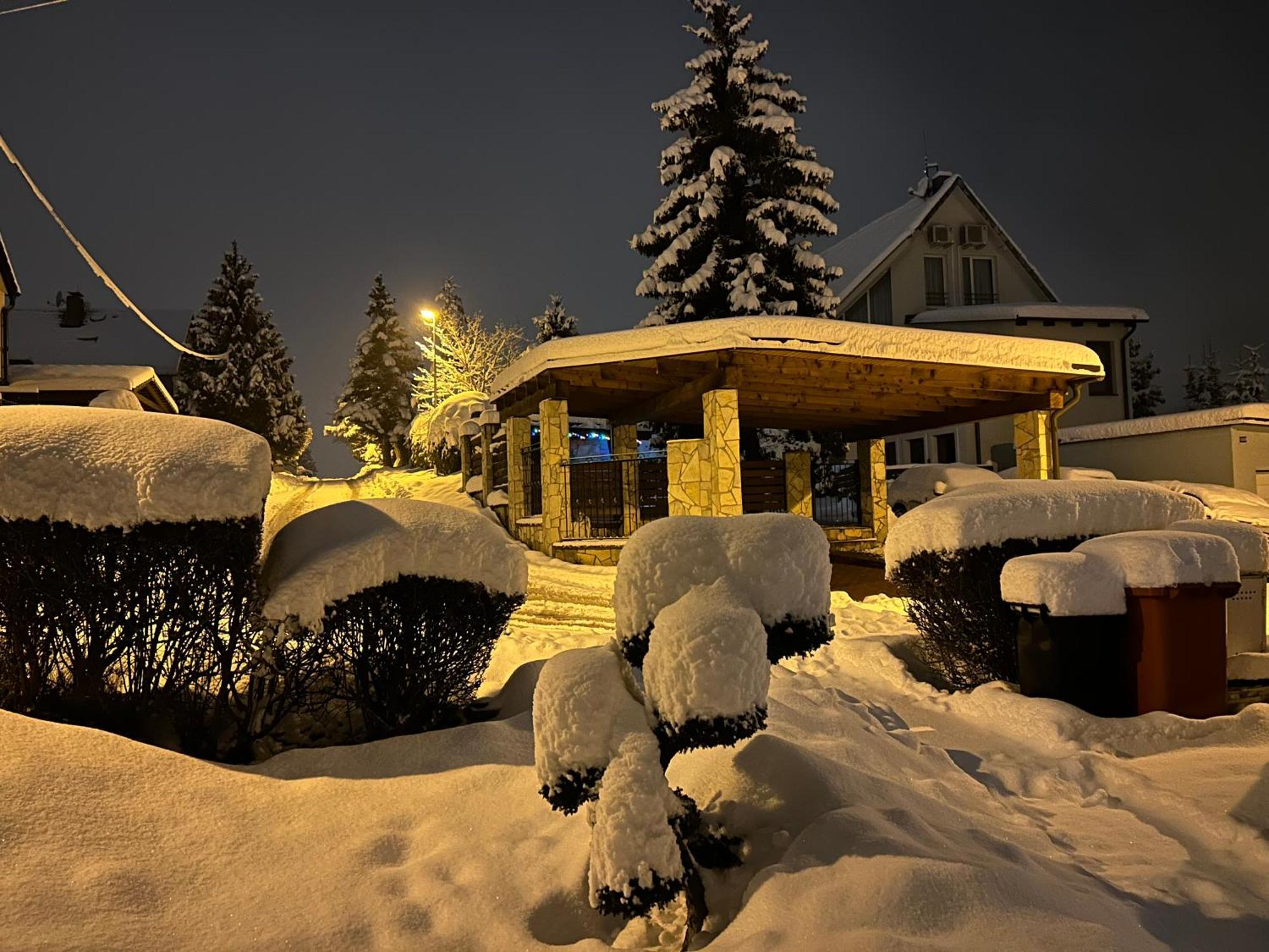 Apartmán s bazénom, Banská Bystrica Esterno foto