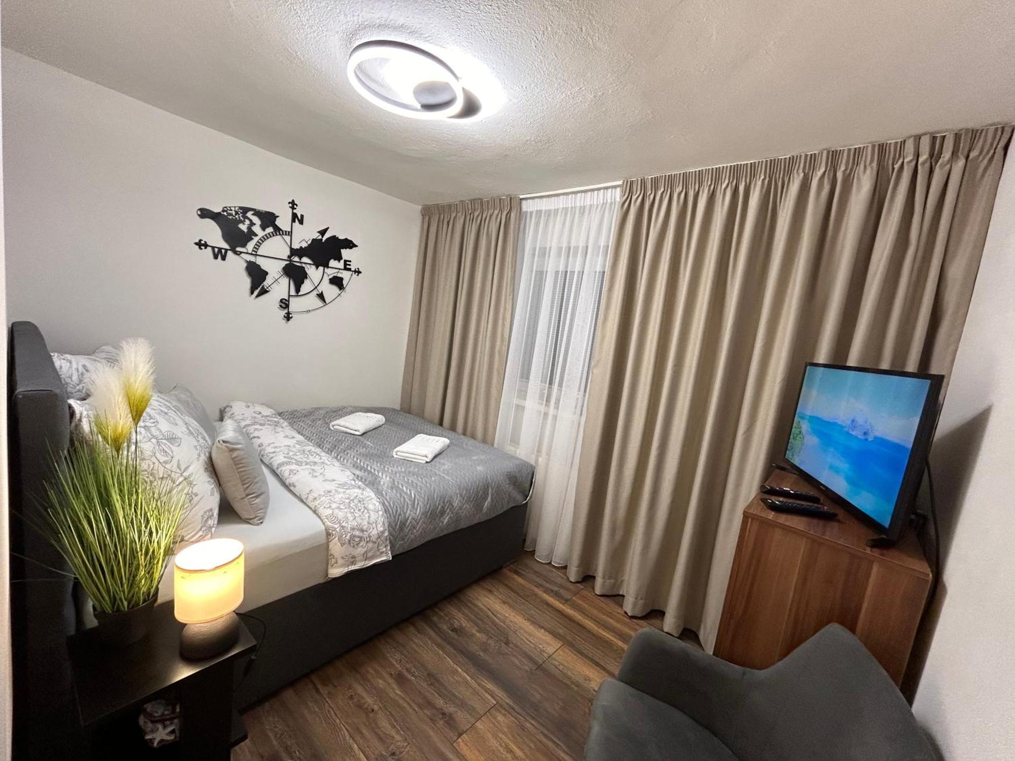 Apartmán s bazénom, Banská Bystrica Esterno foto